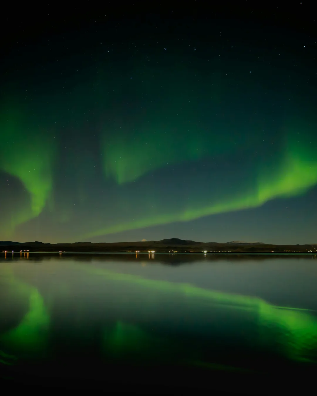 Auroras boreales reflejadas sobre un lago en Islandia