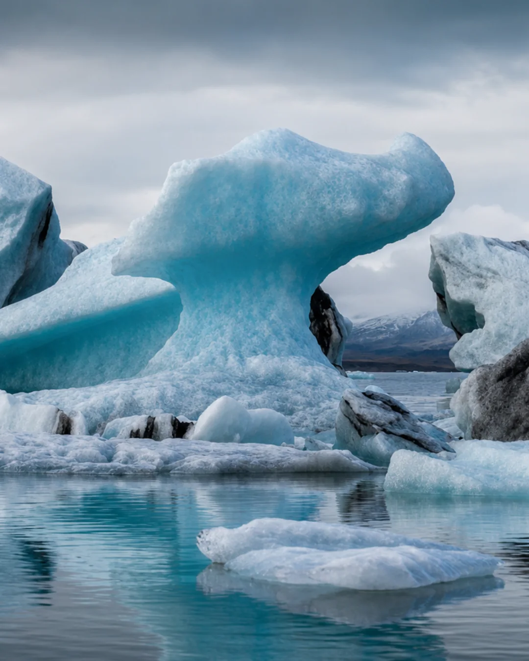 Icebergs azules en una laguna glacial de Islandia