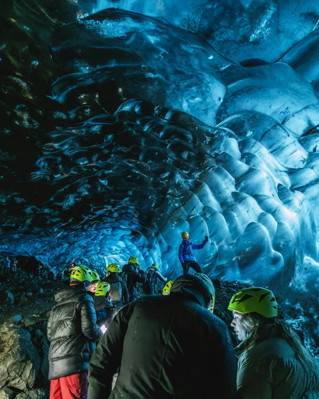 Interior azul de una cueva de hielo en Islandia